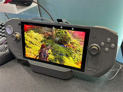 画像ギャラリー No.001のサムネイル画像 / 7型有機EL＆Ryzen 7 8840U搭載の携帯型ゲームPCをZOTACが展示。国内発売も期待できそう