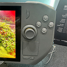 画像ギャラリー No.005のサムネイル画像 / 7型有機EL＆Ryzen 7 8840U搭載の携帯型ゲームPCをZOTACが展示。国内発売も期待できそう