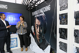 画像ギャラリー No.008のサムネイル画像 / 東京・秋葉原で第8世代Coreプロセッサの発売記念イベントが開催。PUBG初挑戦のインテル社長江田氏が会場を爆笑の渦に