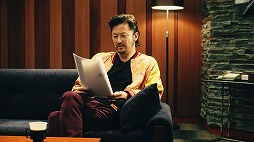 画像ギャラリー No.001のサムネイル画像 / 「ポッ拳」，浅野忠信さんがピカチュウメイクを披露するTVCMが放映開始