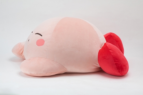 画像ギャラリー No.009のサムネイル画像 / 「星のカービィ」のぬいぐるみ“すやすやフレンド おうちでリラックス カービィ”が完全受注生産で登場。予約受付は本日開始