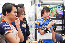 画像ギャラリー No.008のサムネイル画像 / 「ストリートファイターV アーケードエディション」の発売記念イベントが開催。ときどさんとマゴさんが，本気の戦いを繰り広げた