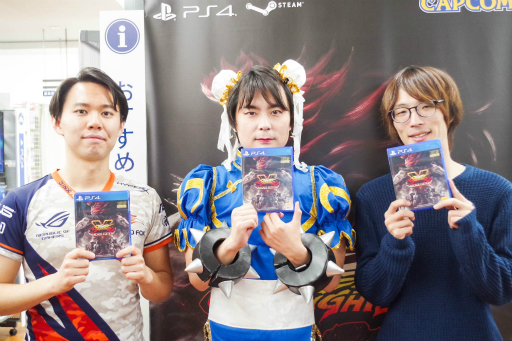 画像ギャラリー No.018のサムネイル画像 / 「ストリートファイターV アーケードエディション」の発売記念イベントが開催。ときどさんとマゴさんが，本気の戦いを繰り広げた
