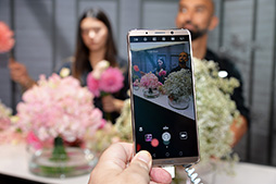 画像ギャラリー No.018のサムネイル画像 / Huaweiが誇るフラッグシップスマートフォン「Mate 10 Pro」ハンズオン。国内でも販売予定の6インチ級は大きいけれど持ちやすい