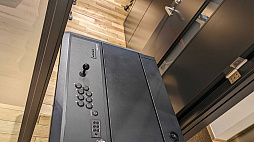 画像ギャラリー No.015のサムネイル画像 / アケコン内蔵デスク「QANBA 2009 Arcade」をレビュー。高級アケコン約2台分のお値段でコレというのは，なかなかシビれるアイテムだ