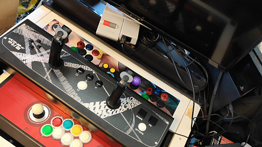 画像ギャラリー No.020のサムネイル画像 / アケコン内蔵デスク「QANBA 2009 Arcade」をレビュー。高級アケコン約2台分のお値段でコレというのは，なかなかシビれるアイテムだ