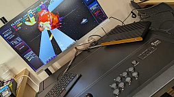 画像ギャラリー No.028のサムネイル画像 / アケコン内蔵デスク「QANBA 2009 Arcade」をレビュー。高級アケコン約2台分のお値段でコレというのは，なかなかシビれるアイテムだ