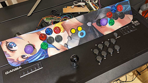 画像ギャラリー No.029のサムネイル画像 / アケコン内蔵デスク「QANBA 2009 Arcade」をレビュー。高級アケコン約2台分のお値段でコレというのは，なかなかシビれるアイテムだ