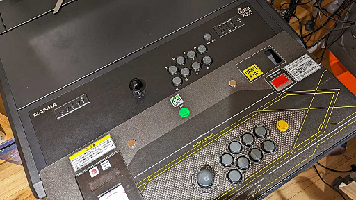 画像ギャラリー No.030のサムネイル画像 / アケコン内蔵デスク「QANBA 2009 Arcade」をレビュー。高級アケコン約2台分のお値段でコレというのは，なかなかシビれるアイテムだ