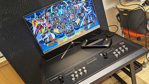 画像ギャラリー No.037のサムネイル画像 / アケコン内蔵デスク「QANBA 2009 Arcade」をレビュー。高級アケコン約2台分のお値段でコレというのは，なかなかシビれるアイテムだ