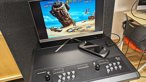 画像ギャラリー No.038のサムネイル画像 / アケコン内蔵デスク「QANBA 2009 Arcade」をレビュー。高級アケコン約2台分のお値段でコレというのは，なかなかシビれるアイテムだ
