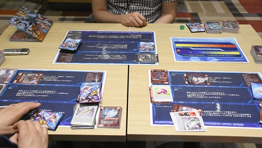 画像ギャラリー No.050のサムネイル画像 / 熟練カードゲーマーは初見の「PSO2 トレーディングカードゲーム」でも勝てるのか？ セガの刺客，郡 正夫氏に挑んでみた