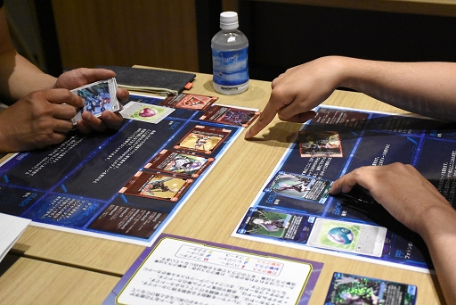 画像ギャラリー No.051のサムネイル画像 / 熟練カードゲーマーは初見の「PSO2 トレーディングカードゲーム」でも勝てるのか？ セガの刺客，郡 正夫氏に挑んでみた