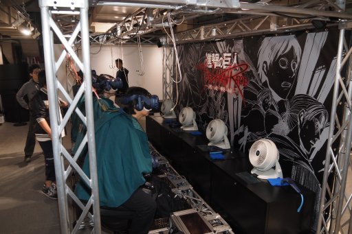 画像ギャラリー No.003のサムネイル画像 / 乗る・蹴るの臨場感が味わえるVRアトラククション「VR 進撃の巨人」「VR キャプテン翼」を，開催中のロケーションテストで体験してきた