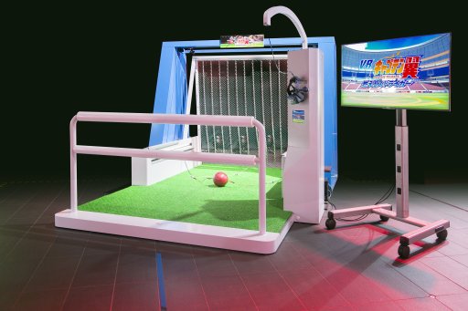 画像ギャラリー No.010のサムネイル画像 / 乗る・蹴るの臨場感が味わえるVRアトラククション「VR 進撃の巨人」「VR キャプテン翼」を，開催中のロケーションテストで体験してきた