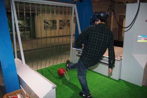 画像ギャラリー No.016のサムネイル画像 / 乗る・蹴るの臨場感が味わえるVRアトラククション「VR 進撃の巨人」「VR キャプテン翼」を，開催中のロケーションテストで体験してきた