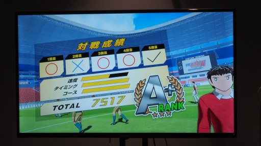画像ギャラリー No.018のサムネイル画像 / 乗る・蹴るの臨場感が味わえるVRアトラククション「VR 進撃の巨人」「VR キャプテン翼」を，開催中のロケーションテストで体験してきた
