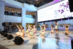 画像ギャラリー No.017のサムネイル画像 / 「CUE!」の1stシングル「Forever Friends」発売直前ミニライブ，公式レポートが公開