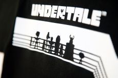 画像ギャラリー No.006のサムネイル画像 / 「UNDERTALE」のTシャツ2種と缶入りフレークシールが発売。Tシャツは，任天堂公式ブランドEDITMODEとコラボしたデザイン