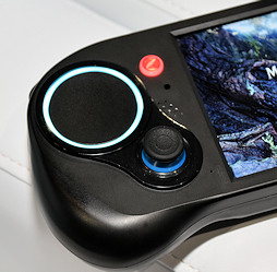 画像ギャラリー No.013のサムネイル画像 / 「MONSTER HUNTER: WORLD」がポータブルゲーム機で動いてる？　Zen×Vega搭載の携帯ゲーム機風ゲームPC「SMACH Z」が実動展示