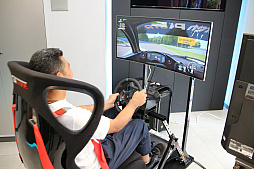 画像ギャラリー No.014のサムネイル画像 / お値段54万円超。レースゲームと連動してシートが動く「レーシングシミュレータコクピット」を体験してきた