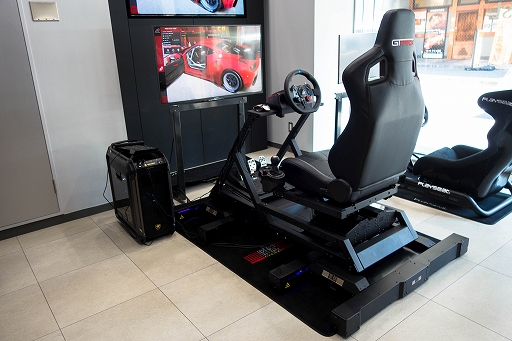 画像ギャラリー No.001のサムネイル画像 / 固定したレーシングコクピットで横Gを再現？　Next Level Racing製の拡張パーツを体験してみた