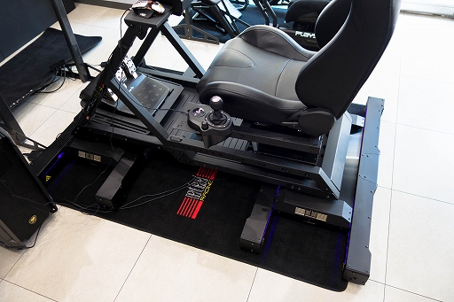 画像ギャラリー No.004のサムネイル画像 / 固定したレーシングコクピットで横Gを再現？　Next Level Racing製の拡張パーツを体験してみた