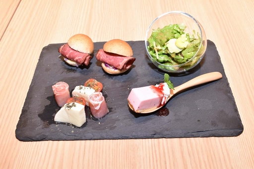 画像ギャラリー No.010のサムネイル画像 / コラボ限定イラストが可愛すぎた“カプコンカフェ×『囚われのパルマ Refrain』”をレポート。チアキをはじめ，看守や門司のコラボメニューにも注目