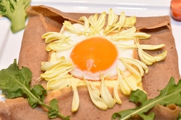 画像ギャラリー No.012のサムネイル画像 / コラボ限定イラストが可愛すぎた“カプコンカフェ×『囚われのパルマ Refrain』”をレポート。チアキをはじめ，看守や門司のコラボメニューにも注目