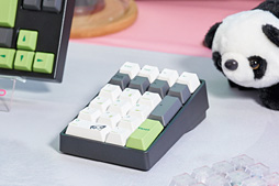 画像ギャラリー No.006のサムネイル画像 / ［TGS 2018］ロマンスゲームコーナーでカラフルなメカニカルキーボードに遭遇。なんでこんなところに？