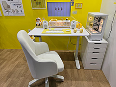 ゲーマー向けには見えない“マシュマロ”チェアなゲーマー向けチェアをPixioブースで体験。座面を思い切り低くできるのがいい［TGS2025］