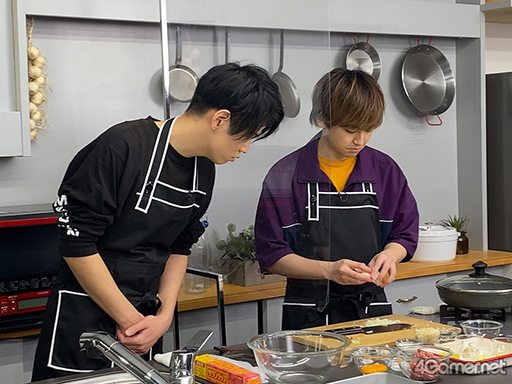 画像ギャラリー No.003のサムネイル画像 / 「あんスタ！！」CAFE CINNAMON ニキズキッチン第2回収録現場に潜入レポート。山口智広さん＆阿座上洋平さんがハンバーグ作りに挑戦！