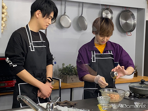 画像ギャラリー No.005のサムネイル画像 / 「あんスタ！！」CAFE CINNAMON ニキズキッチン第2回収録現場に潜入レポート。山口智広さん＆阿座上洋平さんがハンバーグ作りに挑戦！