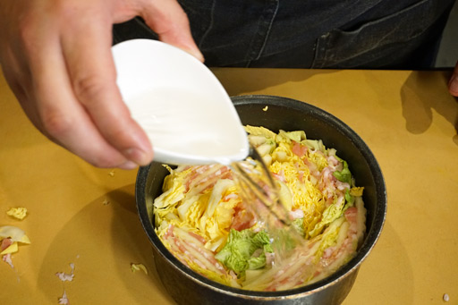 画像ギャラリー No.008のサムネイル画像 / 俺のコラボカフェ：Menu 002「バーチャファイター」で料理！？　サッカーボールキックなみに簡単な鍋