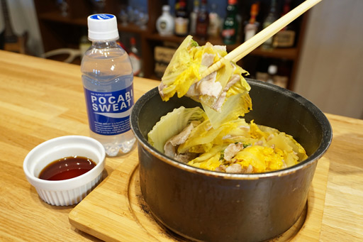 画像ギャラリー No.013のサムネイル画像 / 俺のコラボカフェ：Menu 002「バーチャファイター」で料理！？　サッカーボールキックなみに簡単な鍋