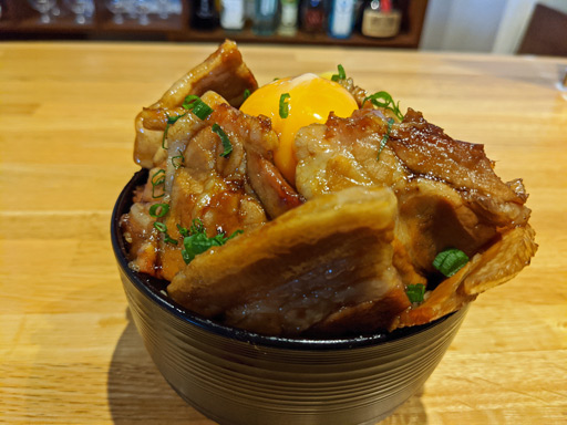 画像ギャラリー No.006のサムネイル画像 / 俺のコラボカフェ：Menu 014 「ペルソナ4」で自称特別捜査隊の胃袋を掴む「肉丼」