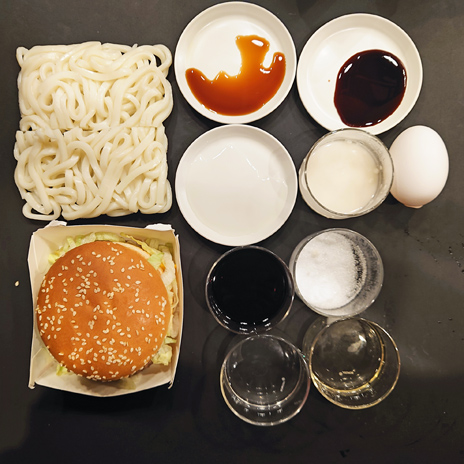 画像ギャラリー No.001のサムネイル画像 / 俺のコラボカフェ：Menu 036 カレシたちよ，「メガテリ焼きうどんバーガー」であの青春をもう一度思い出そう