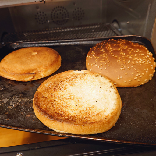 画像ギャラリー No.005のサムネイル画像 / 俺のコラボカフェ：Menu 036 カレシたちよ，「メガテリ焼きうどんバーガー」であの青春をもう一度思い出そう