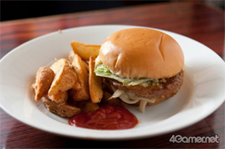 画像ギャラリー No.008のサムネイル画像 / 俺のコラボカフェ：Menu 036 カレシたちよ，「メガテリ焼きうどんバーガー」であの青春をもう一度思い出そう