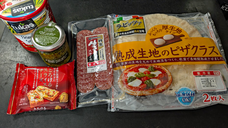 画像ギャラリー No.001のサムネイル画像 / 「Among us」の宇宙船内で食べられているピザを再現。俺のコラボカフェ：Menu 075