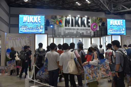 画像ギャラリー No.001のサムネイル画像 / 「勝利の女神：NIKKE」ブースはリアル10連ガチャが熱かった！ コミックマーケット102会場を彩った広告も一挙紹介