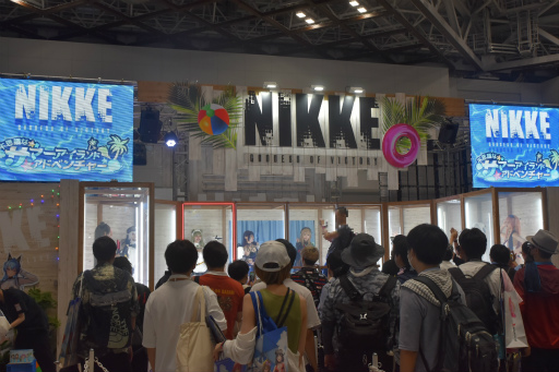 画像ギャラリー No.002のサムネイル画像 / 「勝利の女神：NIKKE」ブースはリアル10連ガチャが熱かった！ コミックマーケット102会場を彩った広告も一挙紹介