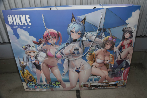 画像ギャラリー No.009のサムネイル画像 / 「勝利の女神：NIKKE」ブースはリアル10連ガチャが熱かった！ コミックマーケット102会場を彩った広告も一挙紹介