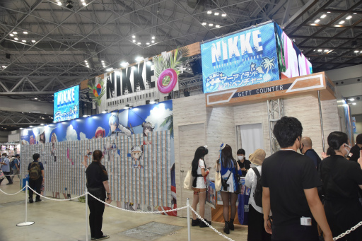 画像ギャラリー No.013のサムネイル画像 / 「勝利の女神：NIKKE」ブースはリアル10連ガチャが熱かった！ コミックマーケット102会場を彩った広告も一挙紹介