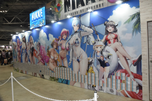 画像ギャラリー No.015のサムネイル画像 / 「勝利の女神：NIKKE」ブースはリアル10連ガチャが熱かった！ コミックマーケット102会場を彩った広告も一挙紹介
