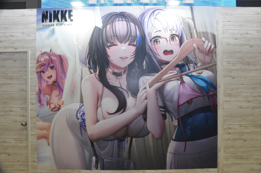 画像ギャラリー No.018のサムネイル画像 / 「勝利の女神：NIKKE」ブースはリアル10連ガチャが熱かった！ コミックマーケット102会場を彩った広告も一挙紹介