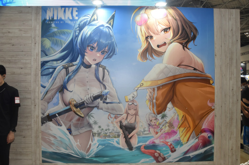 画像ギャラリー No.019のサムネイル画像 / 「勝利の女神：NIKKE」ブースはリアル10連ガチャが熱かった！ コミックマーケット102会場を彩った広告も一挙紹介