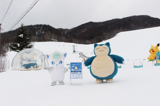 画像ギャラリー No.001のサムネイル画像 / ポケモンがスキー場に出現中！ 雪山でカビゴンと添い寝ができる「鹿島槍スキー場ファミリーパーク×Pokémon Sleep」コラボイベント現地レポート