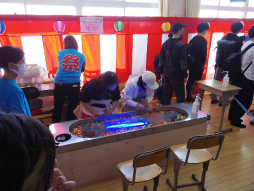 画像ギャラリー No.053のサムネイル画像 / プロセカのリアルイベント“神山高校文化祭”レポート。わたあめやイカ焼き，お化け屋敷から演劇までゲーム内イベントを完全再現