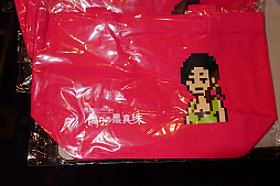画像ギャラリー No.006のサムネイル画像 / ドット絵サスペンスドラマ風アドベンチャー第2弾は，「秋田・男鹿ミステリー案内 凍える銀鈴花（ぎんれいか）」に決定。ドット絵で「偽りの黒真珠」をドラマ化するプロジェクトも明かされた発表会の模様をレポート